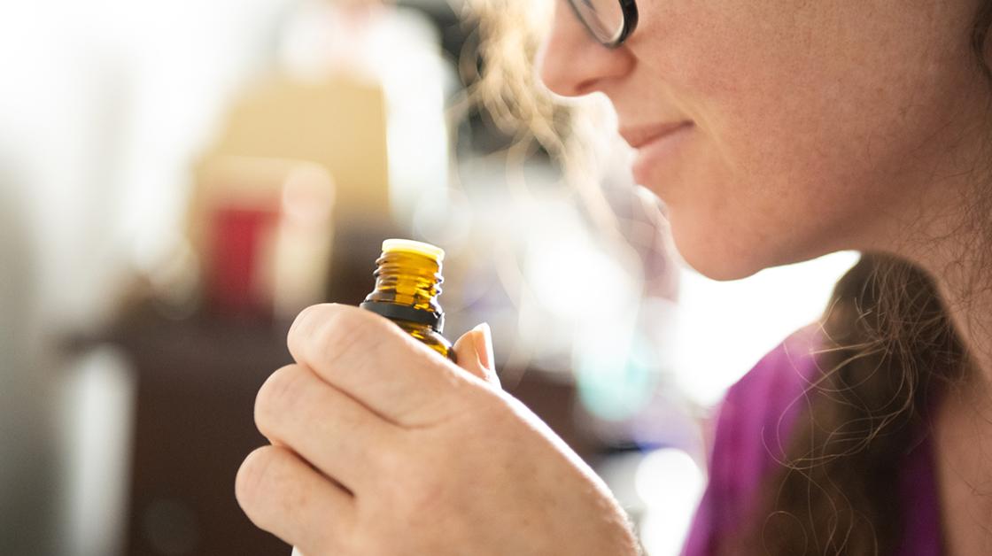 Grossesse et aromathérapie : quelles huiles essentielles utiliser enceinte ?