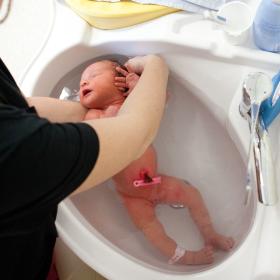 Bébé dans le bain