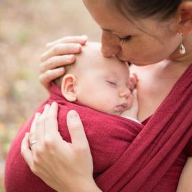 Bébé en écharpe de portage