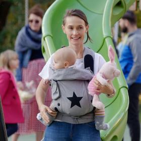 Maman qui porte bébé