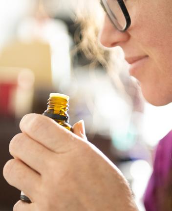 Grossesse et aromathérapie : quelles huiles essentielles utiliser enceinte ?