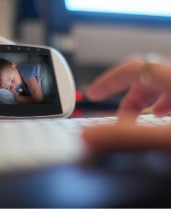 Le babyphone, incontournable pour surveiller bébé lorsqu’il dort dans une pièce isolée. Mais certains critères sont à prendre en compte avant de faire votre achat. Nos conseils.