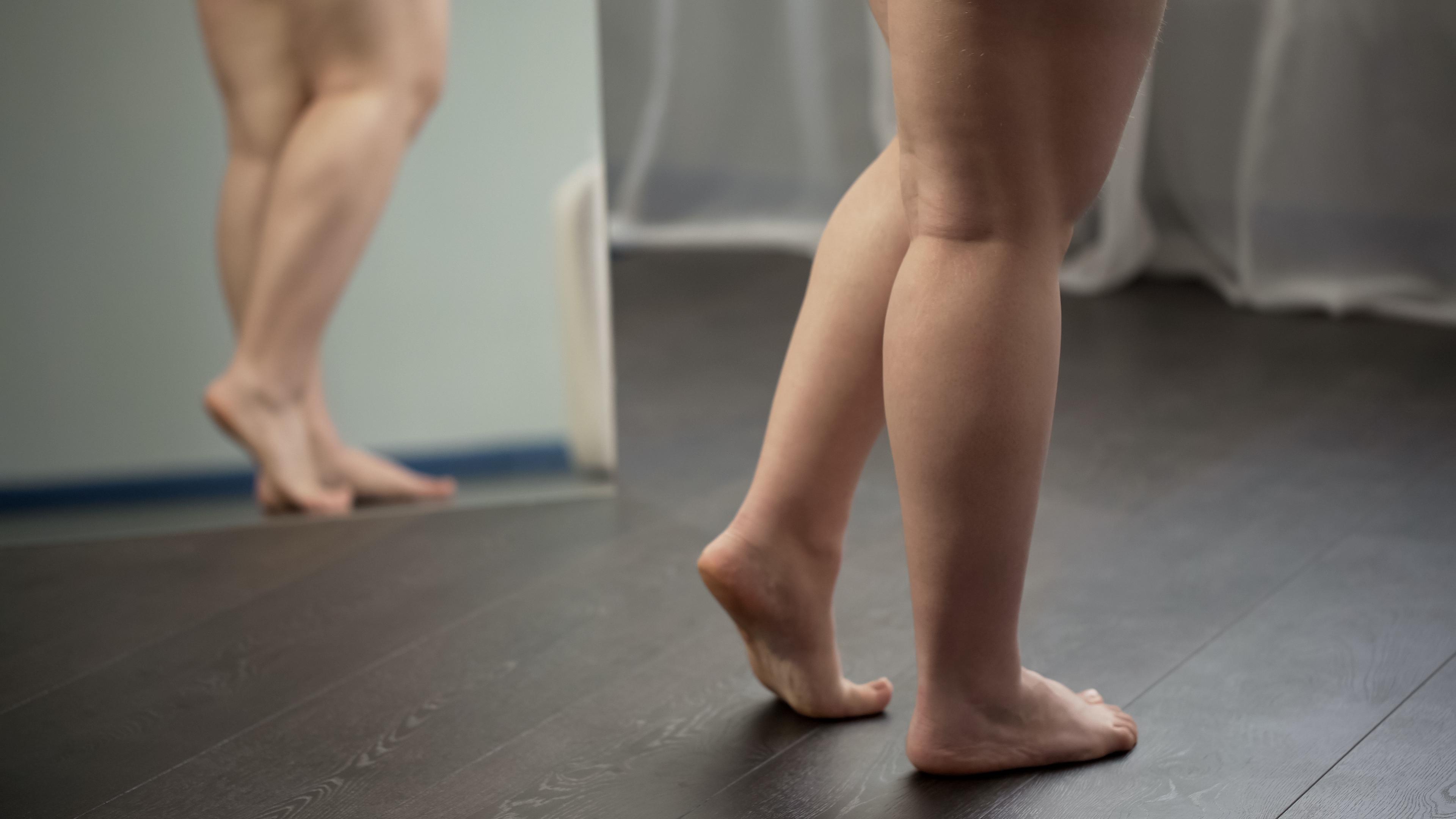 Qu'est-ce qui peut provoquer la sensation de jambes lourdes ?